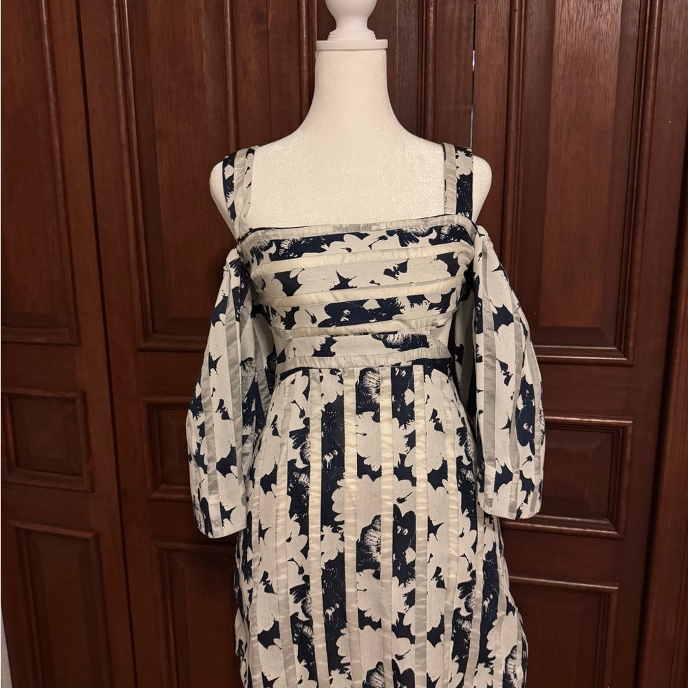 Chic Off-Shoulder Blye and White Dress